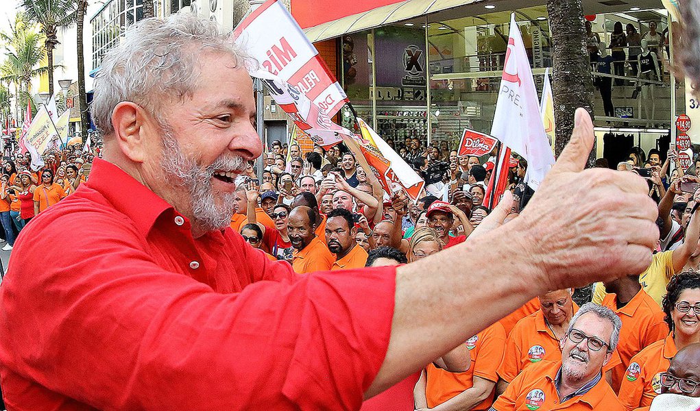 30/09/2104- Osasco- SP, Brasil- O ex-presidente Lula faz caminhada no centro comercial de Osasco. Foto: Ricardo Stuckert/ Instituto Lula