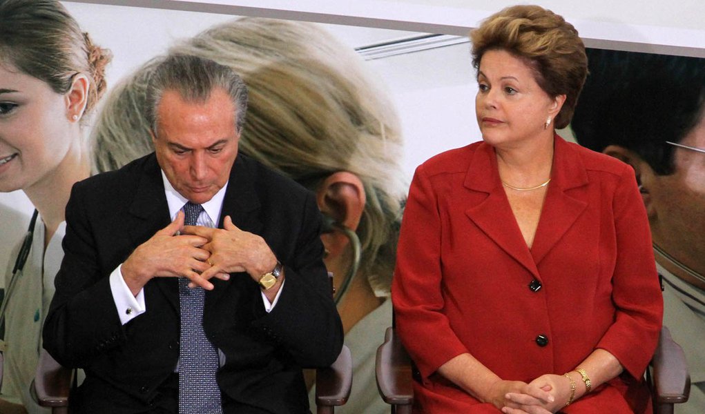 PMDB faz questionário: ficar ou largar Dilma?