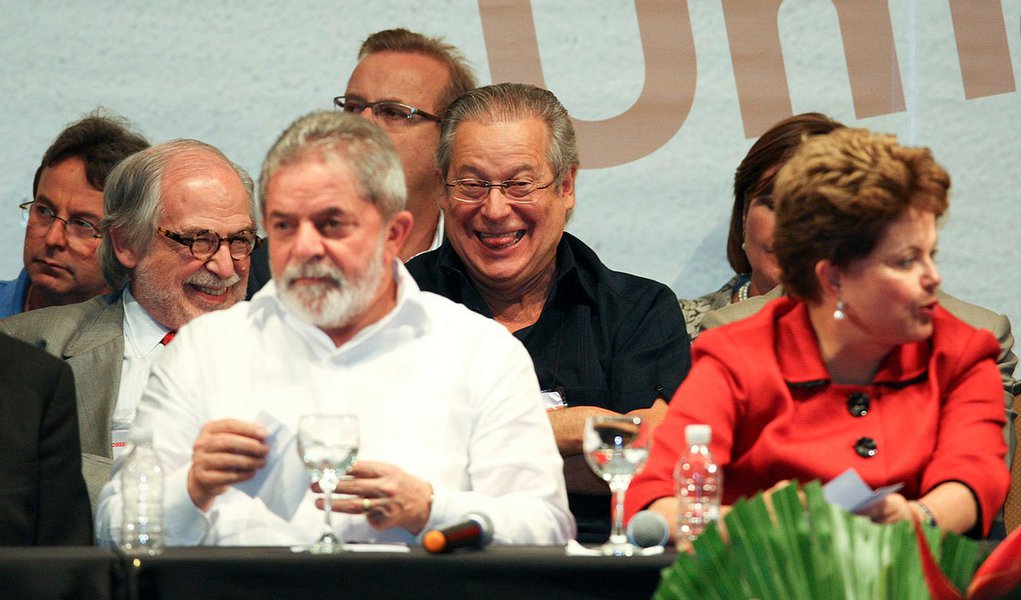 Dilma enfrentará "saia justa" em encontro do PT