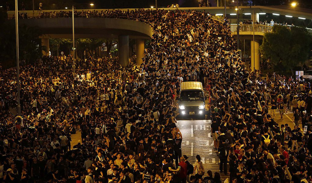 Milhares protestam em Hong Kong.  REUTERS/Carlos Barria