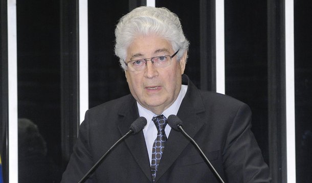 Em discurso na tribuna do Senado, senador Roberto Requião (PMDB-PR)