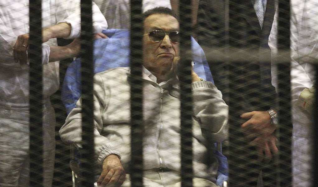Egypt's ousted President Hosni Mubarak sits inside a dock at the police academy on the outskirts of Cairo April 15, 2013. Mubarak will stay in detention despite a judge ordering his release on bail pending a retrial over charges in complicity in the murde