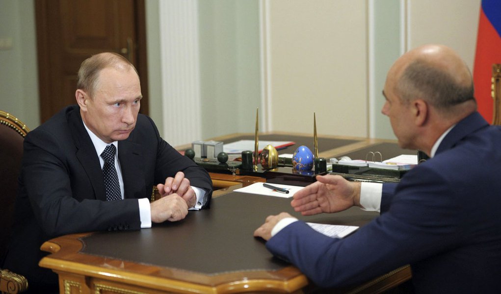 Presidente russo, Vladimir Putin, conversa com o ministro das FinanÃ§as, Anton Siluanov. 18/07/2014 REUTERS/Alexei Babushkin/RIA Novosti/Kremlin