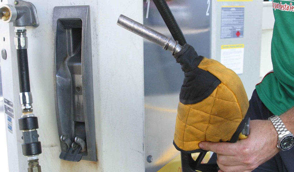 Gasolina sobe mais do que previsto pelo governo