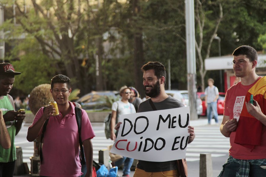 São Paulo- SP, Brasil- 30/09/2014- Militantes do movimento LGBT realizam beijaço no vão livre do MASP e na avenida Paulista, em resposta as declarações homofóbicas feitas pelo candidato à presidência da república, Levy Fidelix. Foto: Oswaldo Corneti/ Foto