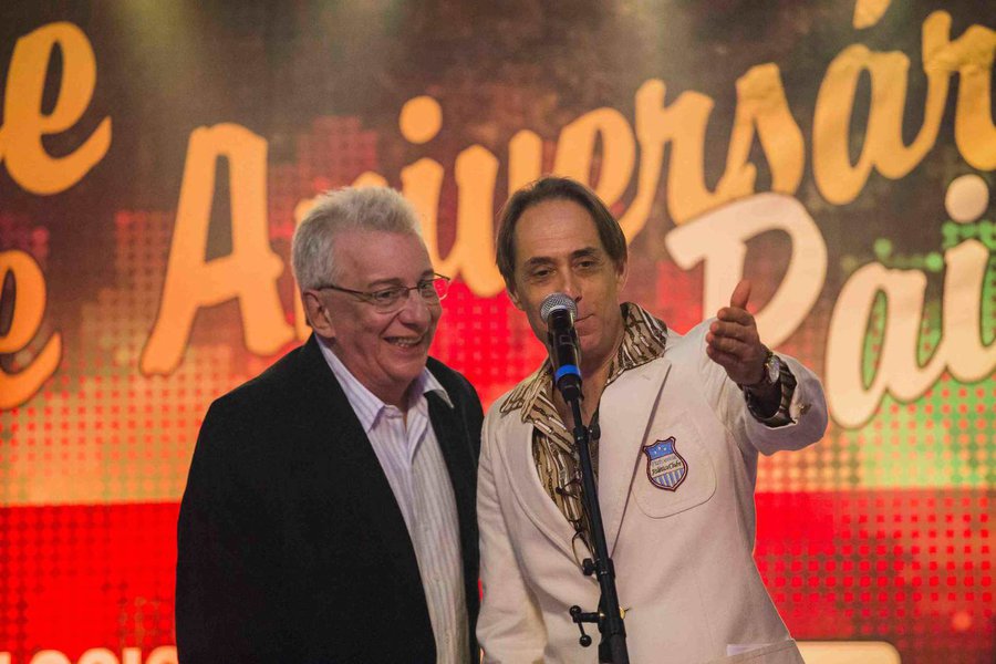 Lineu ( Marco Nanini ) e Agostinho ( Pedro Cardoso ) apresentam o Baile do Clube Paivense de 2014.