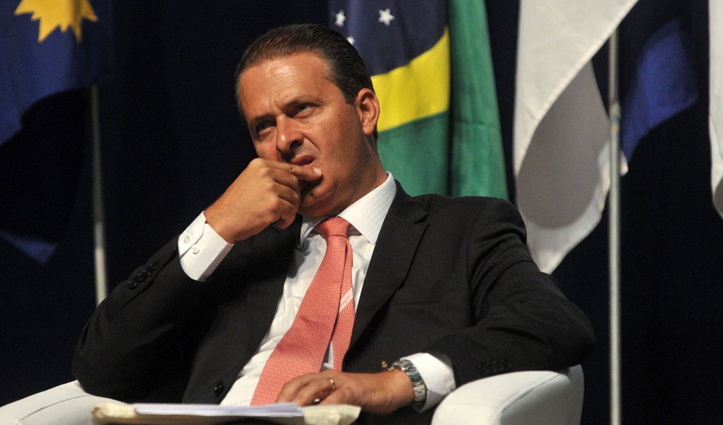 Eduardo segue Dilma e ataca pessimistas