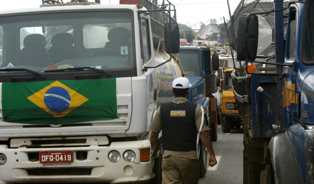 Caminhoneiros bloqueiam 11 rodovias do País