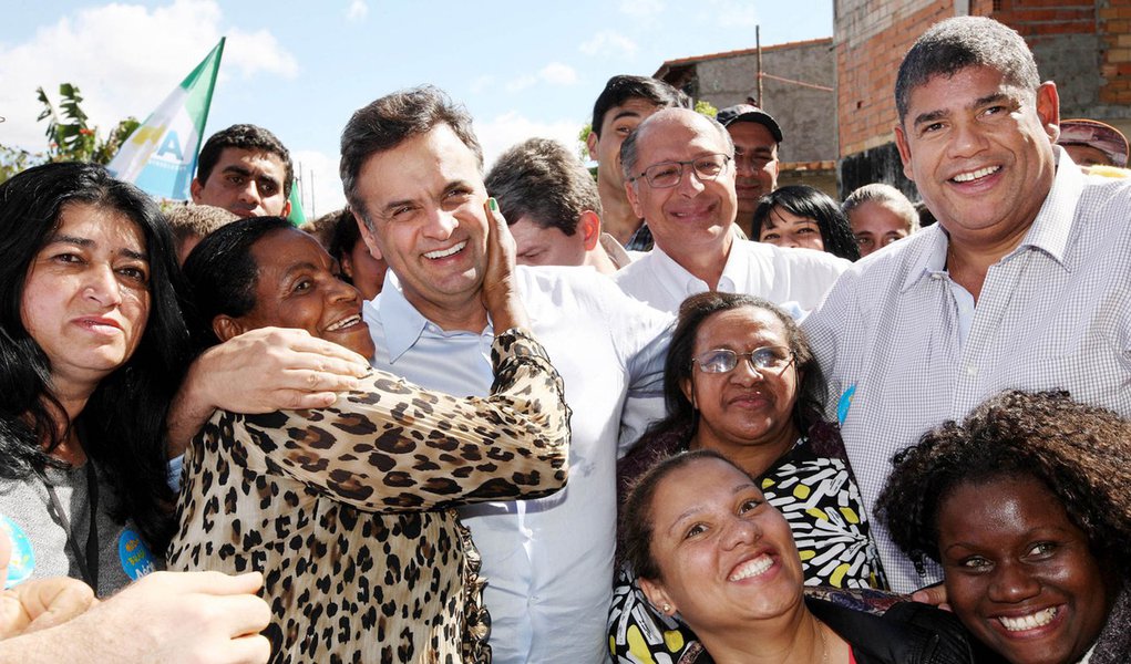 O candidato à Presidência da República pela Coligação Muda Brasil, Aécio Neves, durante caminhada em que conheceu o Projeto Mananciais, em São Paulo, neste sábado (19/07). Ele estava acompanhado do governador Geraldo Alckmin, candidato à reeleição, e do c
