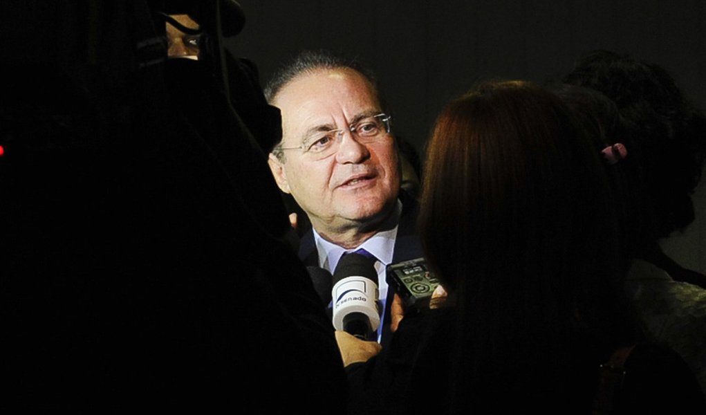 Presidente do Senado Federal, senador Renan Calheiros (PMDB-AL) concede entrevista.