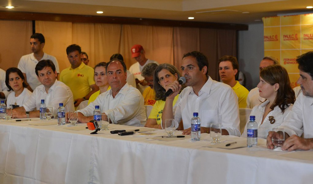 Coletiva do candidato Paulo Câmara (PSB) que venceu a disputa para o governo de Pernambuco no primeiro turno (Antonio Cruz/Agência Brasil)