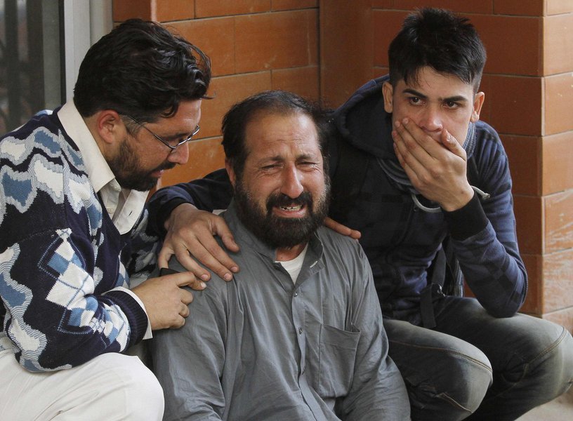 Familiares de um estudante, que foi ferido por ataque do Taliban a uma escola de Peshawar. 16/2/2014  REUTERS/Fayaz Aziz