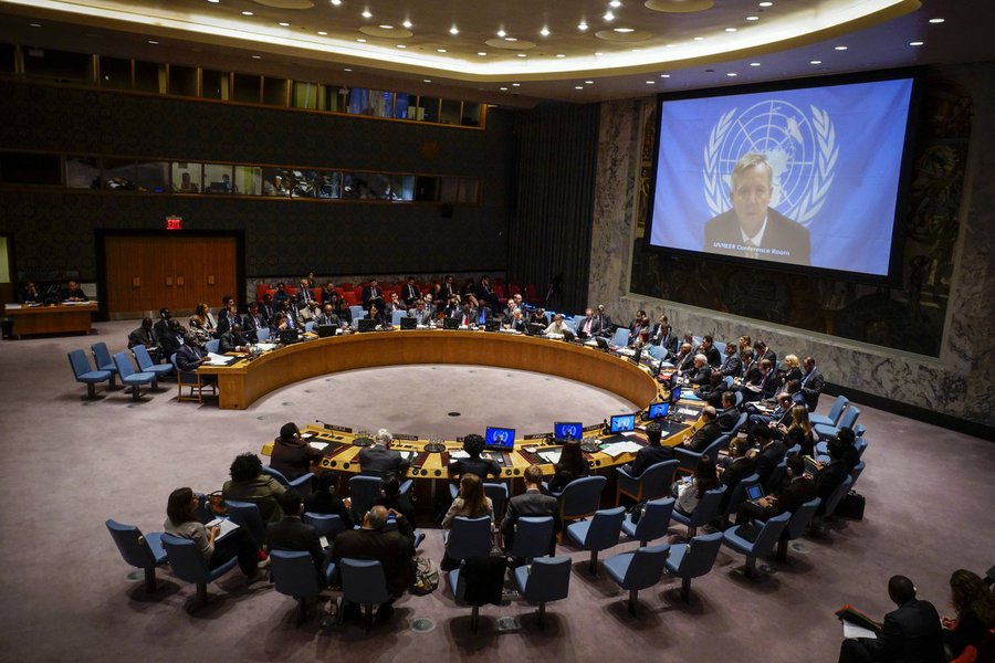 Chefe da missão da ONU sobre Ebola, Anthony Banbury, (no telão) fala com membros do Conselho de Segurança da ONU, em Nova York. 14/10/2014 REUTERS/Eduardo Munoz