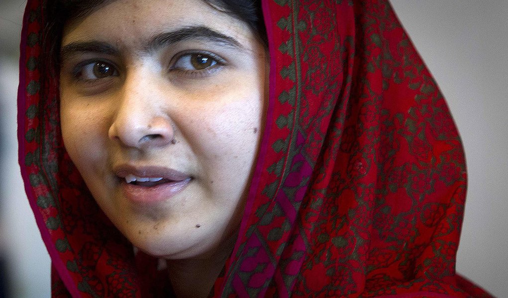 Ativista paquistanesa Malala Yousafzai posa para foto no prédio da ONU em Nova York. 18/08/2014  REUTERS/Carlo Allegri