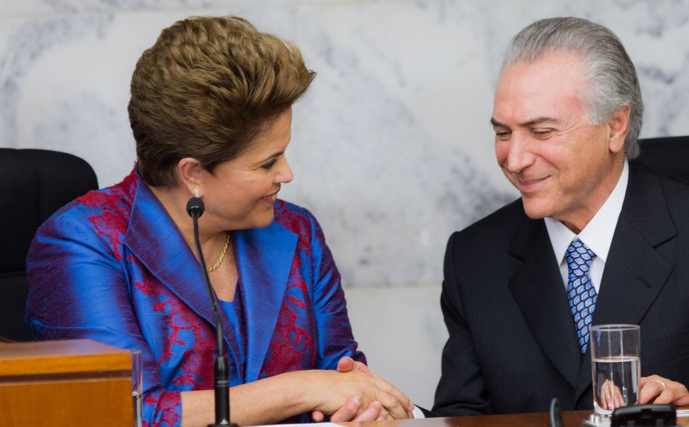 DF - DIPLOMA��O/DILMA  - POL�TICA - A presidente eleita Dilma Rousseff (PT) � cumprimentada pelo seu vice Michel Temer   (PMDB), durante a cerim�nia de diploma��o dos dois no plen�rio do TSE, em Bras�lia, nesta sexta-feira. Dilma recebeu do ministro Ricar