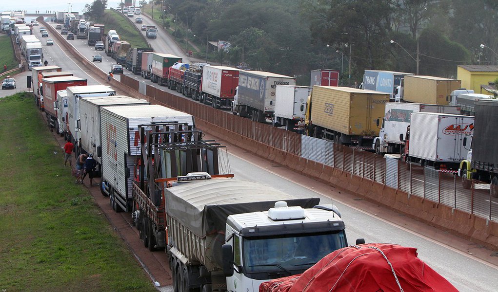 Caminhoneiros bloqueiam rodovias de Minas