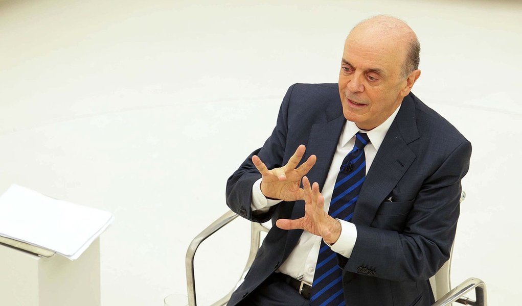 Serra diz que Brasil tem "uma crise em busca de um governo"