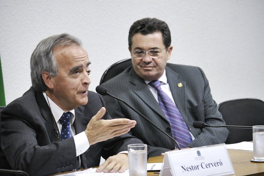Nestor Cerveró (à esq.), ex-diretor internacional da Petrobras, presta depoimento à Comissão Parlamentar de Inquérito (CPI) da Petrobras, que investiga denúncias de corrupção na empresa durante compra de refinaria em Pasadena, no Texas. Ao lado dele (E/D)