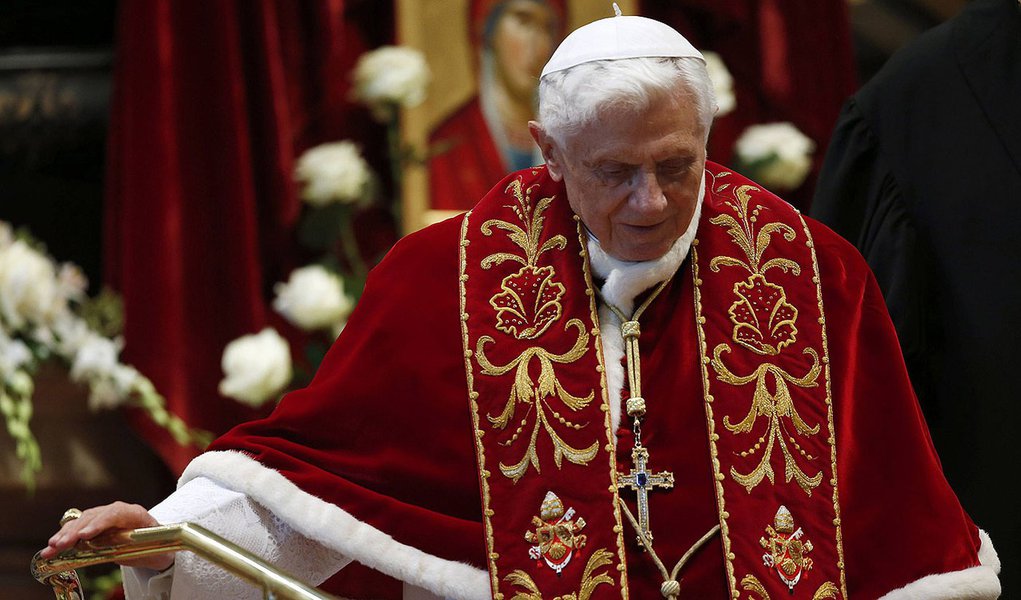 Sem forças, Bento XVI renuncia ao pontificado