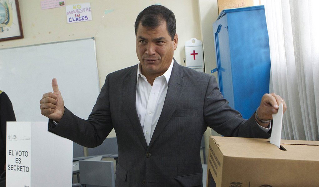 Correa lidera intenções de voto com folga