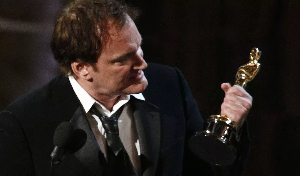O cineasta Quentin Tarantino ganha o Oscar de melhor roteiro original por "Django Livre", no Teatro Dolby, em Los Angeles, na madrugada desta segunda-feira. 25/02/2013 REUTERS/Mario Anzuoni