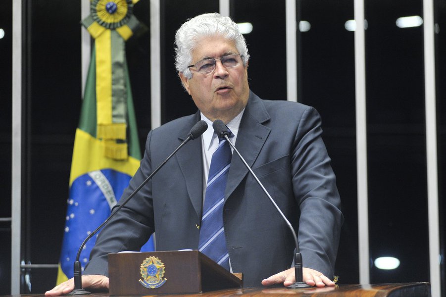 Senador Roberto Requião (PMDB-PR) critica leilão do campo de Libra e pede mobilização nas redes sociais