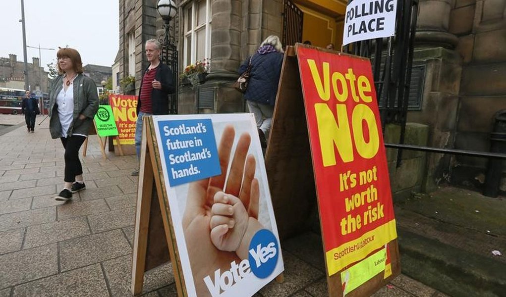 Pessoas deixam local de votaÃ§Ã£o do referendo da EscÃ³cia em Edimburgo. 18/09/2014  REUTERS/Paul Hackett