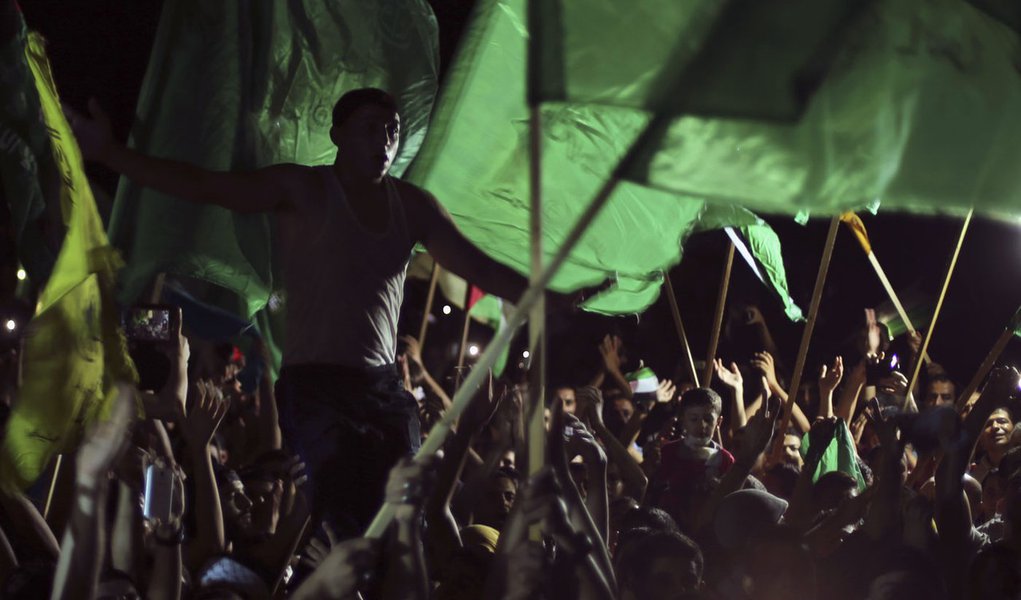 Palestinos exibem bandeiras do Hamas e comemoram o que dizem ter sido uma vitÃ³ria contra Israel, apÃ³s o inÃ­cio de um cessar-fogo, na Cidade de Gaza, nesta segunda-feira. 26/08/2014 REUTERS/Mohammed Salem
