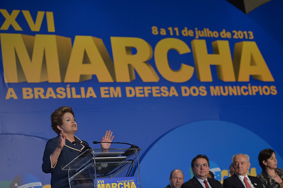 Dilma anuncia repasse de R$3 bi aos municípios
