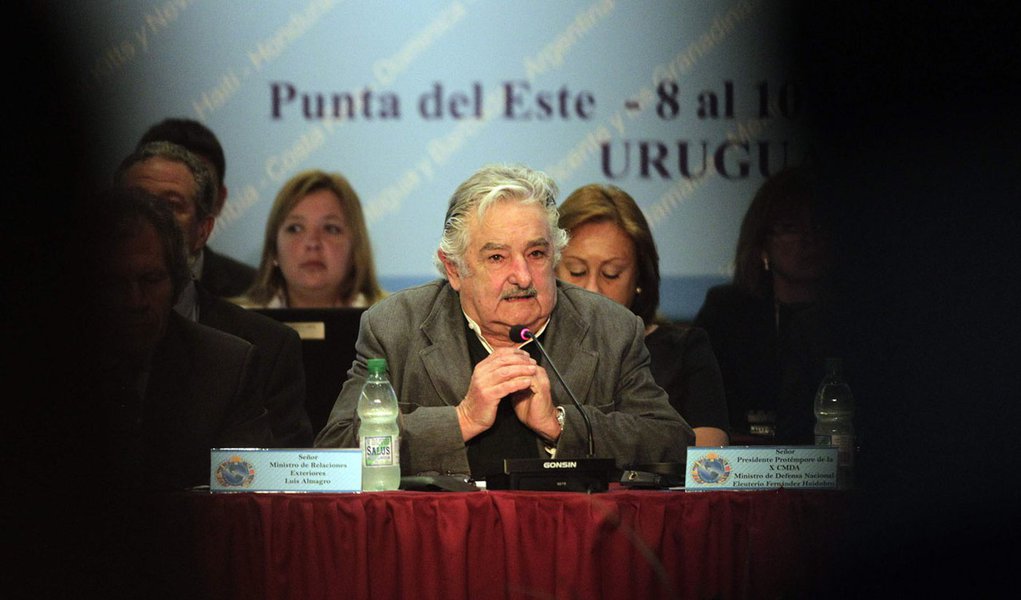 Mujica lança manifesto contra o egoísmo dos ricos