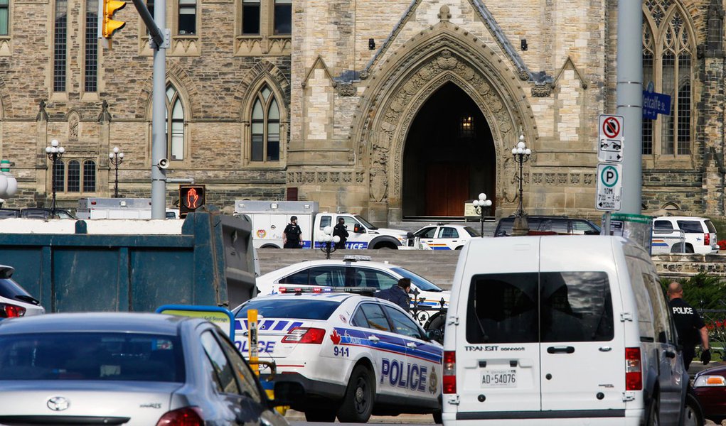 Policiais diante do Parlamento apÃ³s tiroteio em Ottawa nesta quarta-feira.     REUTERS/Chris Wattie