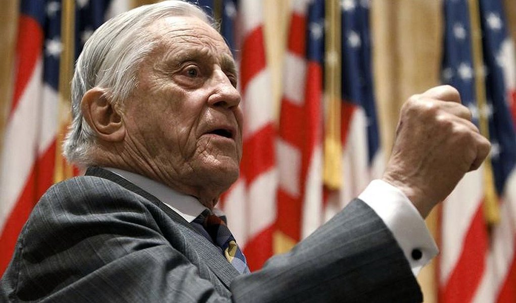 Ben Bradlee, a former Washington Post executive editor discusses about the Watergate Hotel burglary and stories for the Post at the Richard Nixon Presidential Library in Yorba Linda, California April 18, 2011. REUTERS/Alex Gallardo