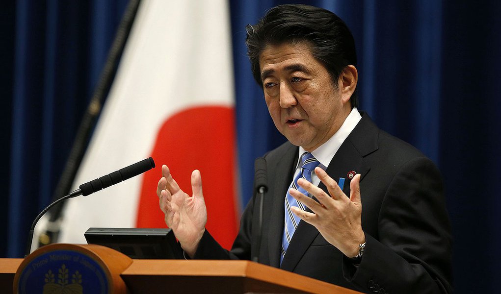 Primeiro-ministro do JapÃ£o, Shinzo Abe, durante coletiva de imprensa em TÃ³quio. 18/11/2014. REUTERS/Toru Hanai