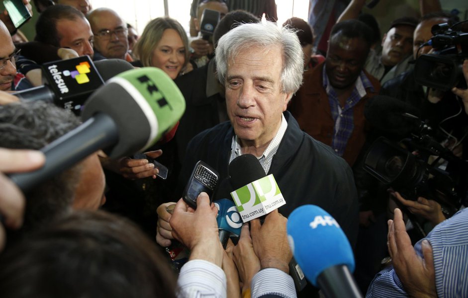 O candidato à Presidência do Uruguai Tabaré Vázquez, da Frente Ampla, fala à imprensa após votar em Montevidéu no fim de outubro. 26/10/2014 REUTERS/Andres Stapff