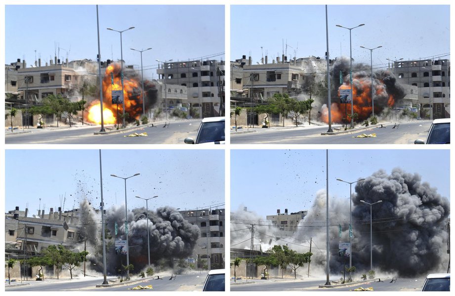 Combinação de fotos mostra o que testemunhas disseram ter sido um ataque aéreo de Israel numa casa de Gaza. 23/08/2014 REUTERS/Ezz Zanon
