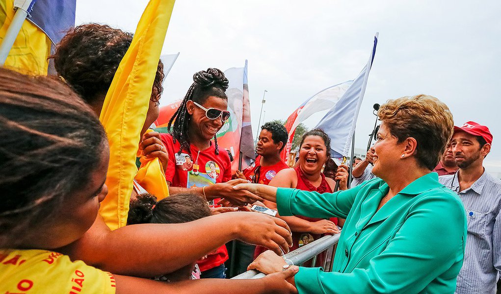 30/09/2014- Rio de Janeiro- RJ,Brasil- A presidente Dilma Roussef, candidata à reeleição pelo PT, participou de encontro com atletas na tarde desta terça-feira (30) no Rio de Janeiro. Foto: Ichiro Guerra/ Dilma 13