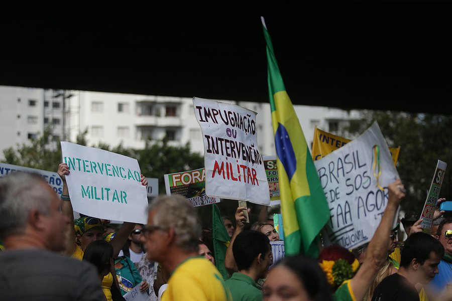 São Paulo 06/12/2014 Manifestação contra o governo no vão livre  do MASP na Avenida Paulista . Foto Paulo Pinto/Fotos Publicas