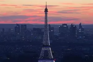 Torre Eiffel é iluminada no tradicional Dia da Bastilha em Paris, em 14 de julho. 14/07/2014 REUTERS/Gonzalo Fuentes