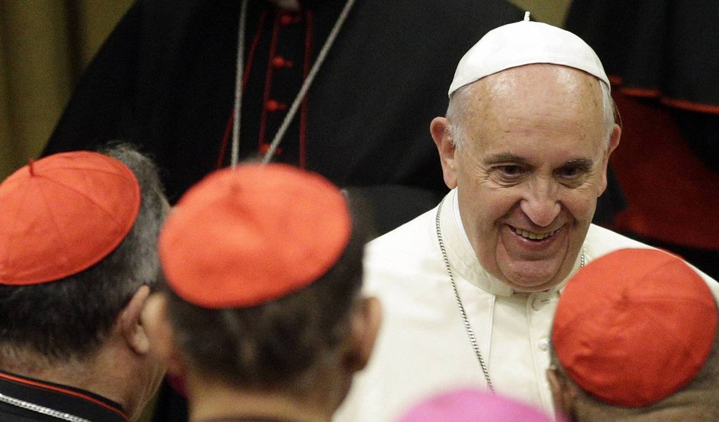 Pope Francis smiles as he talks with cardinals during the synod of Bishops in Paul VI's hall at the Vatican October 6, 2014. Pope Francis on Monday opened the Roman Catholic assembly that will discuss marriage, gay couples, birth control and other moral i