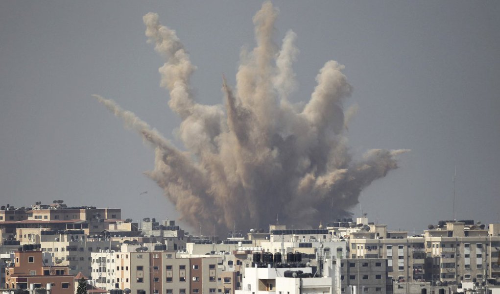 FumaÃ§a e terra em Gaza apÃ³s ataque aÃ©reo de Israel, segundo testemunhas. 25/08/2014 REUTERS/Ahmed Zakot