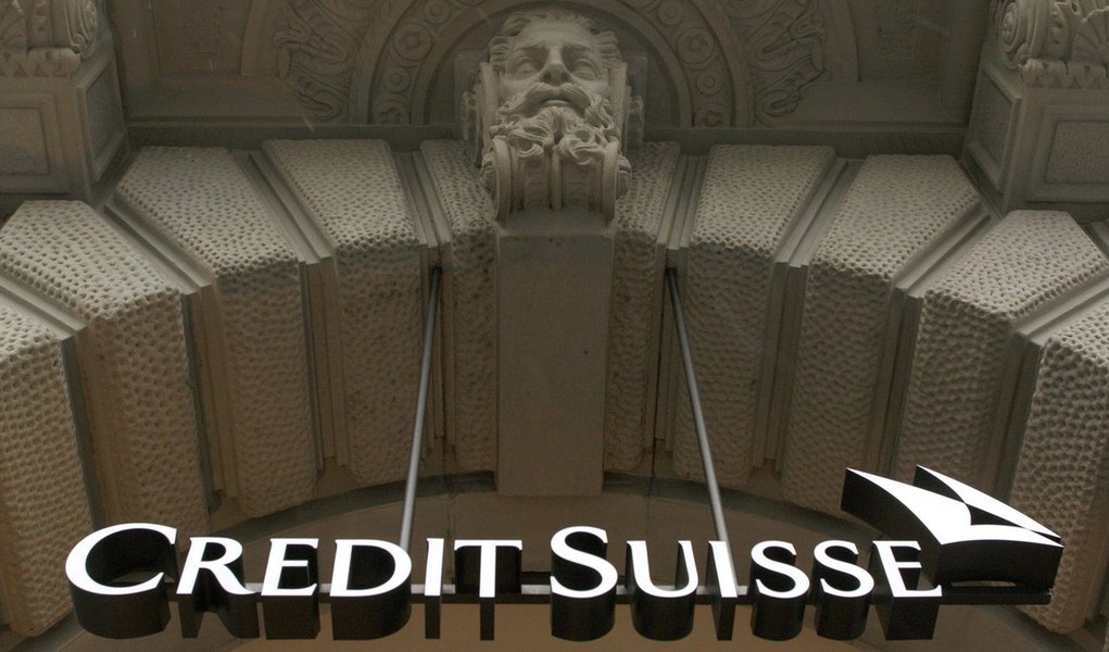 A logo of Swiss bank Credit Suisse is pictured at the company's headquarters in Zurich in this February 3, 2010 file photograph. Credit Suisse Group AG disclosed on July 15, 2011 that it is the target of a criminal investigation by the U.S. Justice Depart