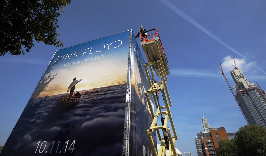 Propaganda para novo Ã¡lbum do Pink Floyd, "The Endless River", Ã© instalada em Londres. 22/09/2014 REUTERS/Luke MacGregor