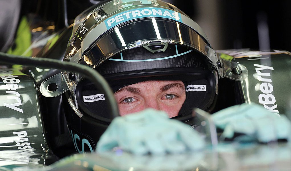 Nico Rosberg durante treino em Abu Dhabi nesta sexta-feira.  REUTERS/Ahmed Jadallah