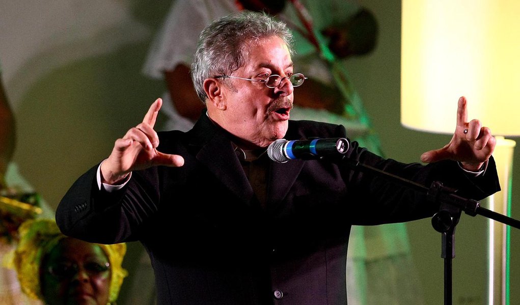 Lula critica "preconceito" contra Dilma