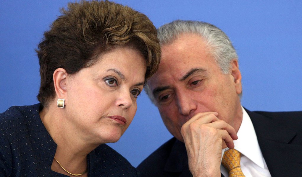 DF - DILMA/FINEP - POLÍTICA - A presidente Dilma Rousseff e o vice-presidente Michel Temer durante a entrega do Prêmio FINEP de Inovação 2011 em Brasília, nesta quinta-feira (15).  15/12/2011 - Foto: BETO BARATA/AGÊNCIA ESTADO/AE