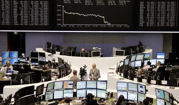 Bolsas asiáticas e europeias recuam após alerta de gigantes de chips sobre impactos da guerra comercial