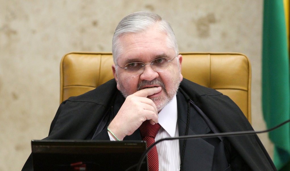 PT quer enquadrar Roberto Gurgel na CPI