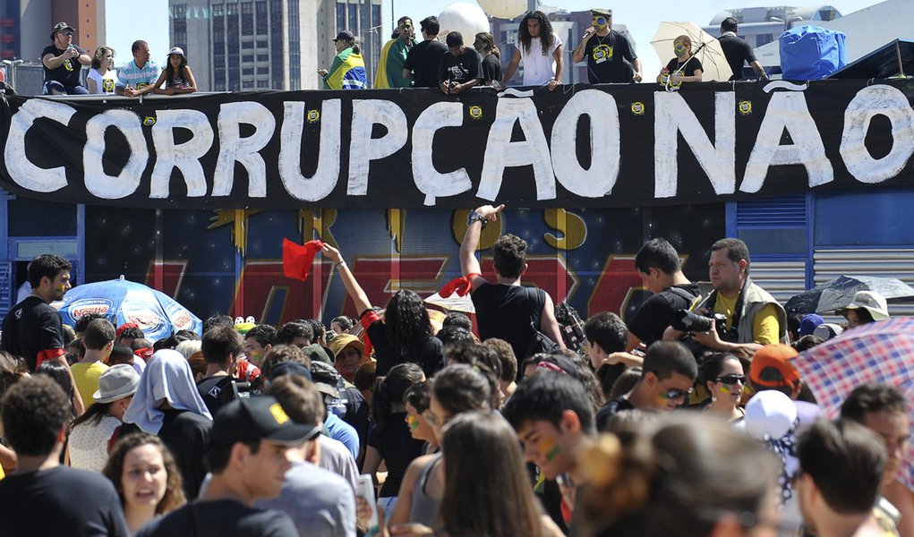 Marcha contra a corrupção reúne jovens na Esplanada