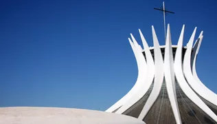Brasília celebra 65 anos com festa popular na Esplanada, transporte gratuito e atrações culturais por todo o DF