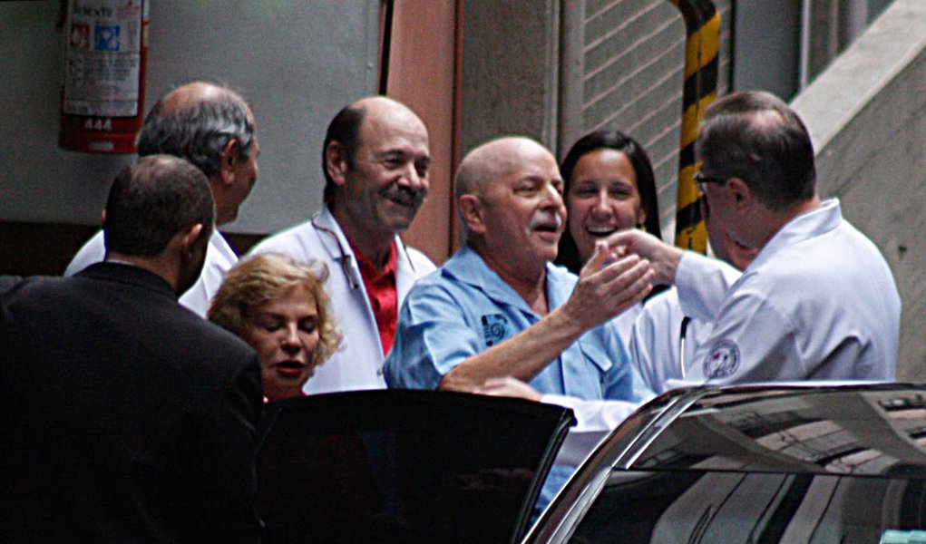 Lula deixa o hospital em São Paulo